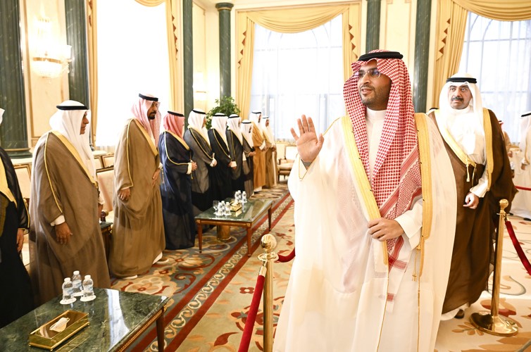 ممثل خادم الحرمين الشريفين الملك سلمان بن عبدالعزيز وصاحب السمو الملكي الأمير محمد بن سلمان ولي العهد رئيس مجلس الوزراء السعودي صاحب السمو الملكي الأمير تركي بن محمد بن فهد وزير الدولة عضو مجلس الوزراء السعودي خلال تقديم واجب العزاء إلى أسرة آل الصباح