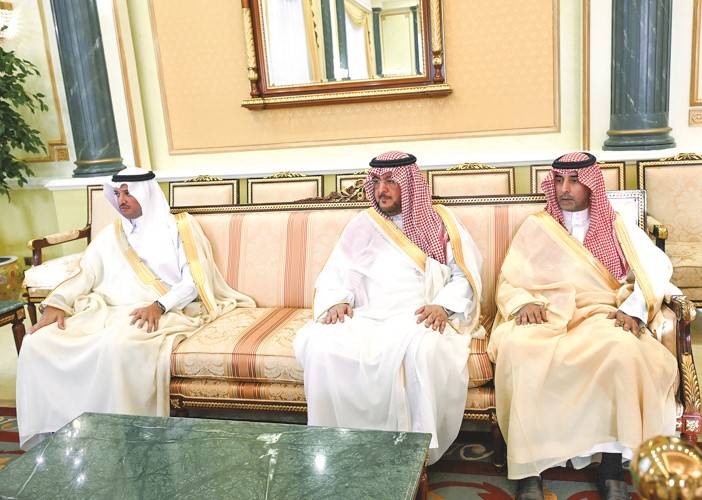 صاحب السمو الملكي الأمير سعود بن طلال بن بدر محافظ محافظة الاحساء مع الوفد المرافق