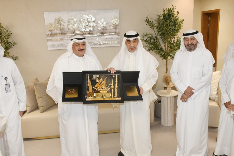 وزير الصحة د. أحمد العوضي مكرما النائب الأول لرئيس مجلس الوزراء ووزير الداخلية الشيخ فهد اليوسف بحضور رئيس مجلس إدارة بيت التمويل الكويتي
حمد المرزوق