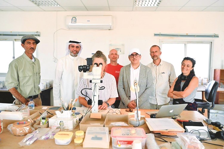 وفد المجلس الوطني للثقافة والفنون والآداب مع أعضاء البعثة الدنماركية في مختبر الآثار في الجزيرة وتحليل بقايا أختام مكتشفة