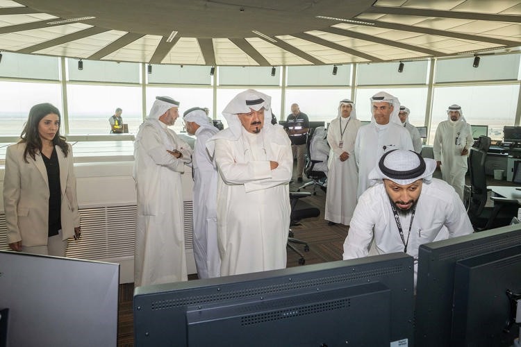 سمو الشيخ أحمد العبدالله يستمع إلى شرح حول مكونات المشروع الفنية والتشغيلية لبرج المراقبة الجديد والمدرج الثالث في المطار