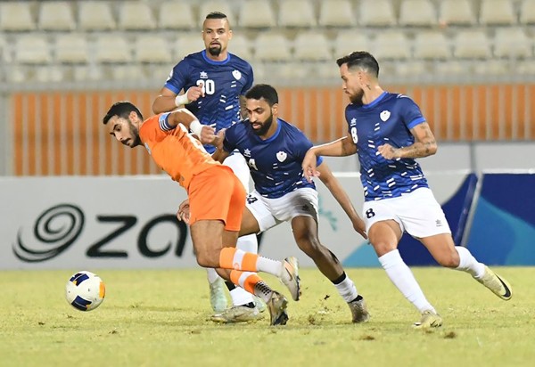 المتألق ناصر فالح يقود هجمة لكاظمة رغم رقابة مدافعي الشباب