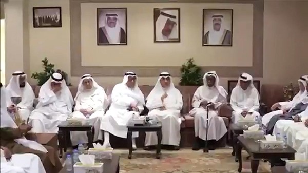 النائب الأول لرئيس مجلس الوزراء الشيخ فهد اليوسف خلال لقائه المواطنين في ديوانية الخليفة بالخالدية