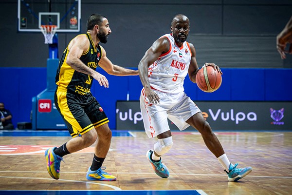 قائد كاظمة أحمد البلوشي متجاوزا لاعب الاتحاد السعودي عبدالملك عاشور