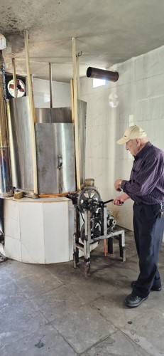 دبس الخروب .. صناعة تقليدية وتراثية متواصلة ارتبطت بإقليم الخروب وبلدة البرجين  دبس الخروب .. صناعة تقليدية وتراثية متواصلة ارتبطت بإقليم الخروب وبلدة البرجين