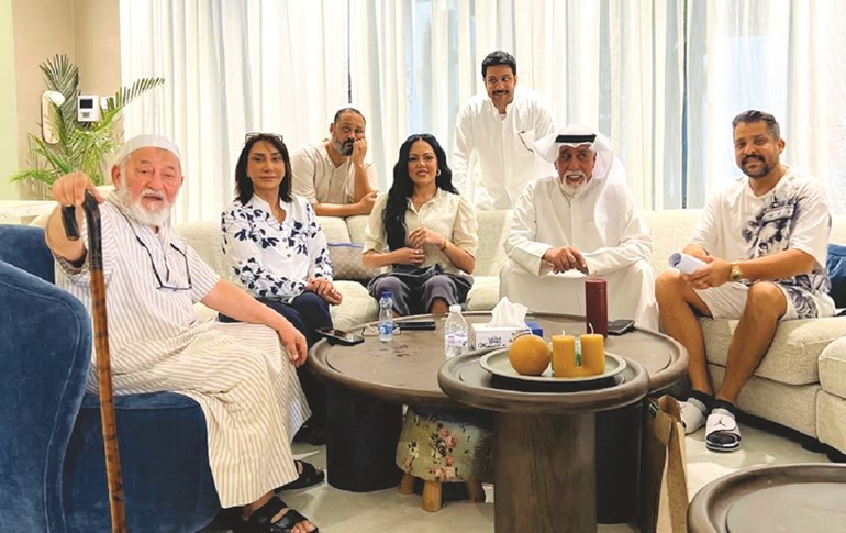المخرج فهد شاطي مع فريق عمل عايلة مايلة