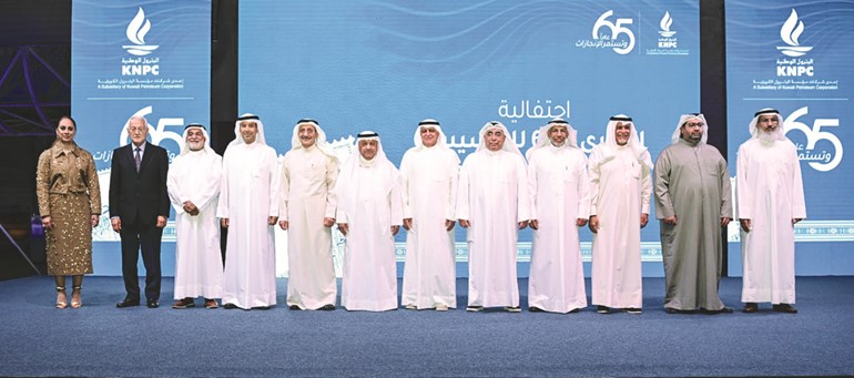 طارق الرومي ووضحة الخطيب في صورة جماعية مع مسؤولي شركة البترول الوطنية القدامي
