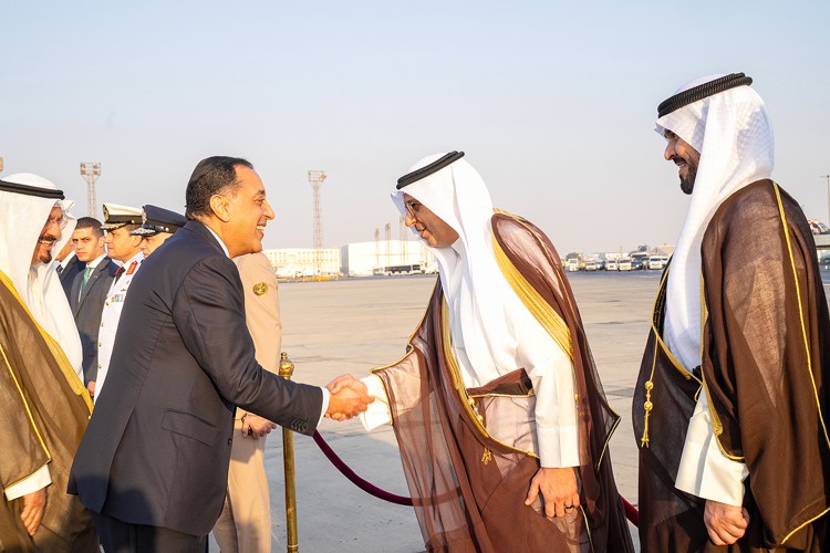 رئيس الوزراء المصري د.مصطفى مدبولي مستقبلا وزير الكهرباء والماء والطاقة المتجددة ووزير المالية بالوكالة د.صبيح المخيزيم والشيخ خالد محمد الخالد