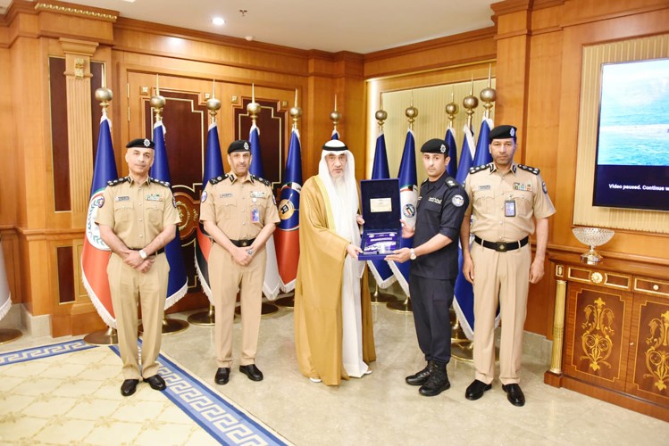 النائب الأول لرئيس الوزراء ووزير الداخلية الشيخ فهد اليوسف لدى تسلمه كتاب منهج الدفاع عن النفس من الملازم أول سعد المحجان