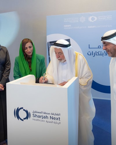 صاحب السمو الشيخ د.سلطان بن محمد القاسمي عضو المجلس الأعلى حاكم الشارقة وسمو الشيخة بدور بنت سلطان القاسمي خلال إطلاق المنتدى