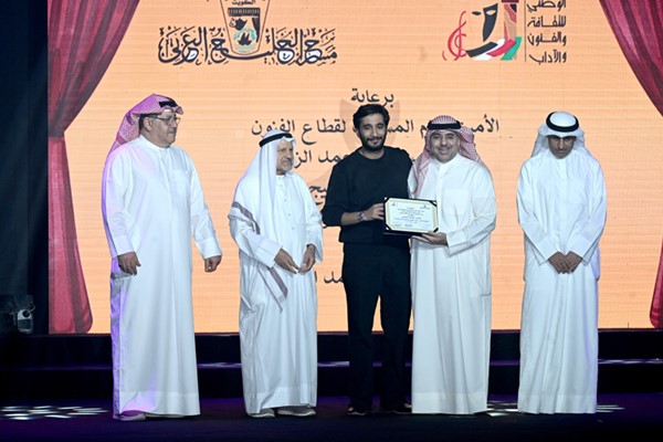 مساعد الزامل يكرم المحاضر في الورشة الفنية ومخرج العرض المسرحي أحمد العوضي بحضور عميد المعهد د. حسين عبدالله ود. حسين المسلم ود. شايع الشايع