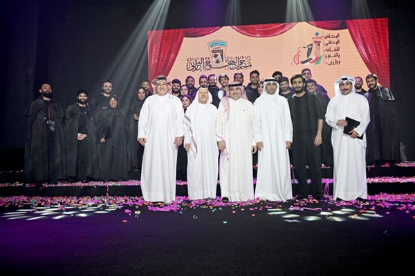 الأمين العام المساعد لقطاع الفنون مساعد الزامل يتوسط المشاركين في الورشة الفنية بعد تكريمهم