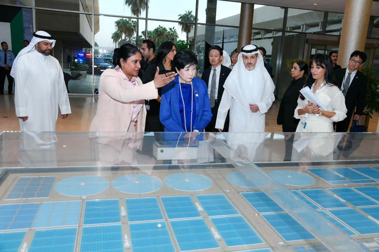 مدير عام معهد الكويت للأبحاث العلمية د.فيصل الحميدان وحاكمة طوكيو يوريكو كويكي وشرح من د.فتوح الرقم خلال جولة بالمعهد أثناء الزيارة