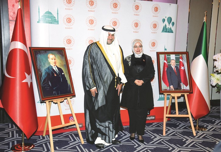 وكيل وزارة الدفاع الشيخ عبدالله المشعل والسفيرة التركية طوبى نور سونمز خلال الاحتفال بالعيد الوطني التركي
