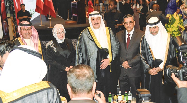 وزير الصحة د.أحمد العوضي والسفيرة التركية طوبى نور سونمز وسفراء قطر علي بن عبدالله آل محمود واليمن د.علي منصور بن سفاع والبحرين صلاح المالكي خلال الحفل