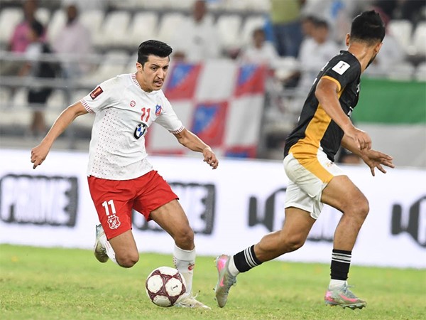 محمد دحام حصل على جائزة افضل لاعب في المباراة ( هاني الشمري)