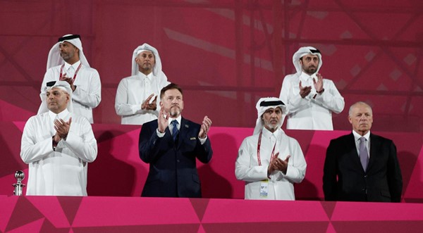 وزير الرياضة والشباب القطري الشيخ حمد بن خليفة بن أحمد آل ثاني يتقدم الحضور في افتتاح مونديال الناشئين