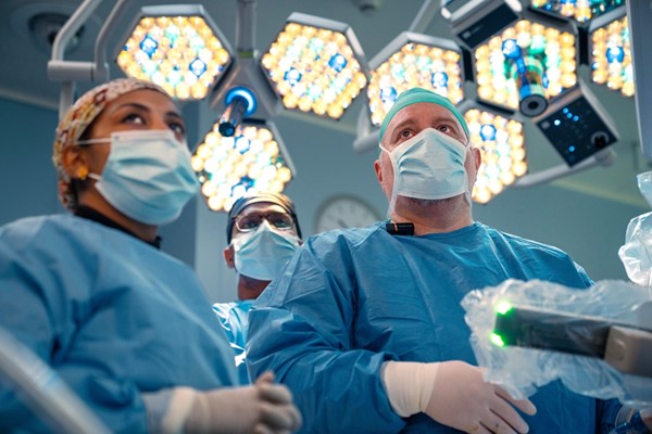 «الصحة» تنجح في إجراء عمليتين جراحيتين روبوتيتين عن بُعد وفي وقت واحد