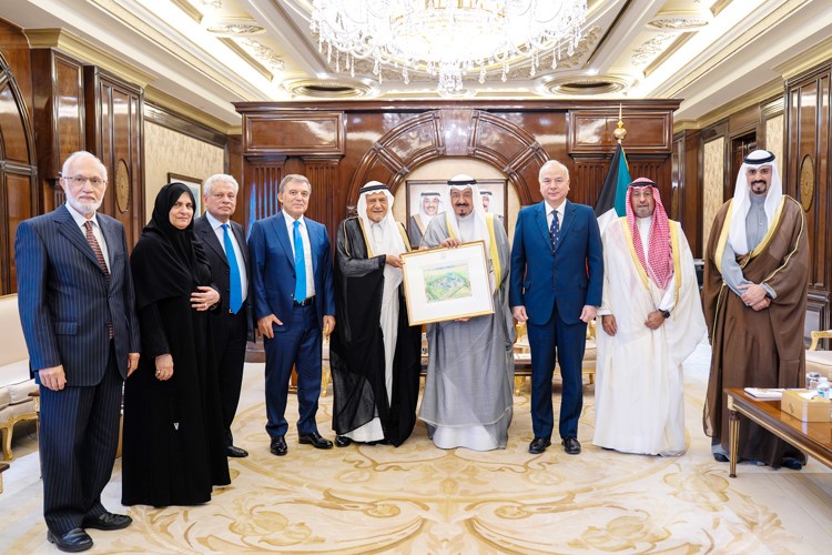 سمو الشيخ أحمد العبدالله رئيس مجلس الوزراء مستقبلا صاحب السمو الملكي الأمير تركي الفيصل بن عبدالعزيز آل سعود رئيس مجلس أمناء مركز أكسفورد للدراسات الإسلامية وصاحب السمو الملكي السلطان نازرين شاه ابن السلطان عزلان محب الدين شاه ود.عبدالله غول وسمو الشيخ د.محمد الصباح والشيخ د.مشعل الجابر ود.رجاء عيسى القرق ود.فرحان نظامي ود.باسل عبدالجابر مصطفى