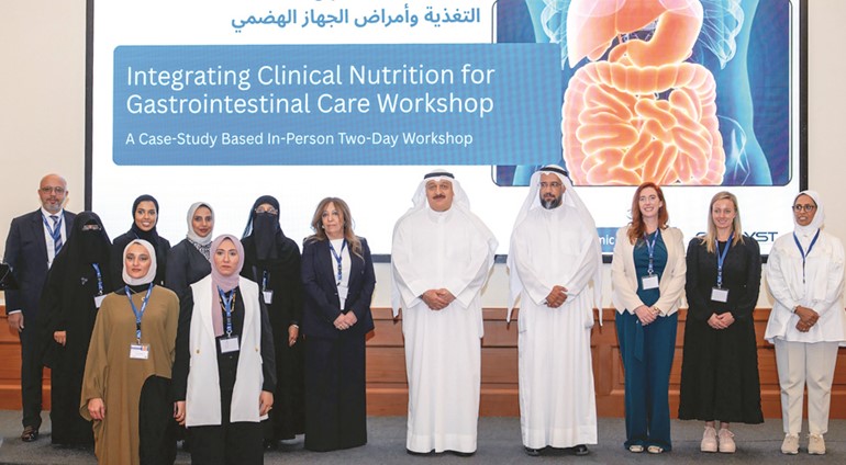 وزير الصحة د.أحمد العوضي مع المشاركين في ورشة العمل المتخصصة في التغذية العلاجية التي تنظمها إدارة التغذية والإطعام بالوزارة