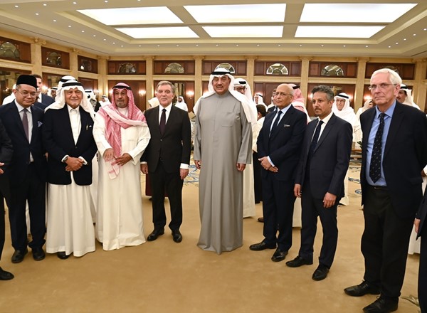 سمو ولي العهد الشيخ صباح الخالد وسمو الشيخ د.محمد الصباح خلال مأدبة العشاء المقامة على شرف رئيس مجلس أمناء مركز أكسفورد للدراسات الإسلامية صاحب السمو الملكي الأمير تركي الفيصل وأعضاء مجلس أمناء المركز