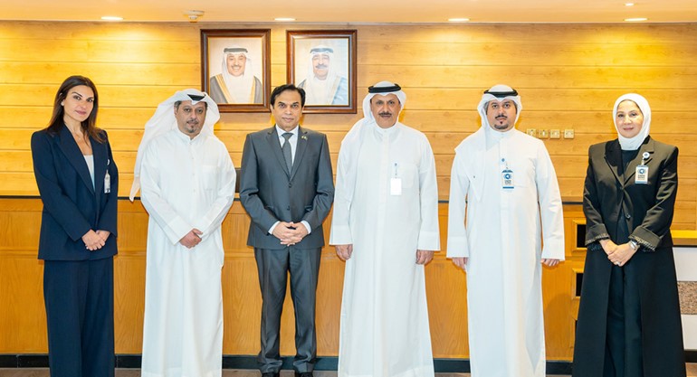 المدير العام بالتكليف والنائب المدير العام لقطاع التحرير وعدد من مسؤولي (كونا) مع سفير باكستان لدى البلاد