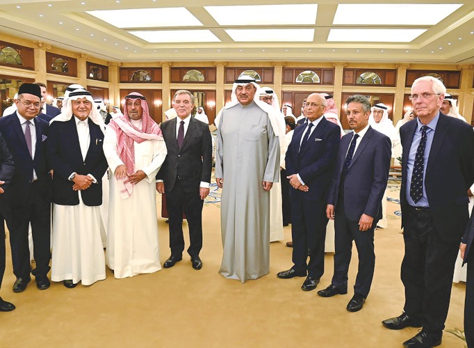 سمو ولي العهد الشيخ صباح الخالد وسمو الشيخ د.محمد الصباح خلال مأدبة العشاء المقامة على شرف رئيس مجلس أمناء مركز أكسفورد للدراسات الإسلامية صاحب السمو الملكي الأمير تركي الفيصل وأعضاء مجلس أمناء المركز