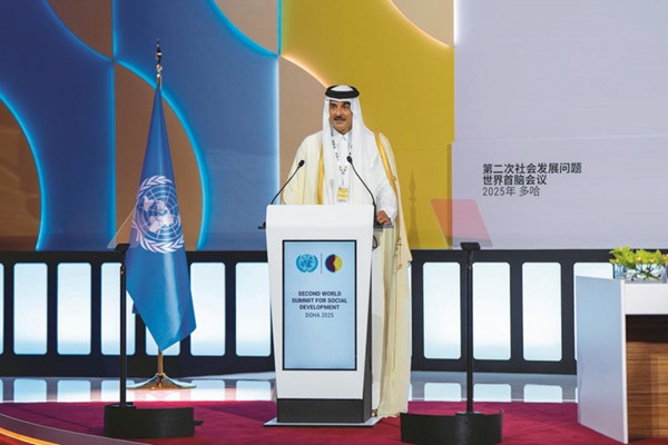 صاحب السمو الشيخ تميم بن حمد آل ثاني أمير دولة قطر ملقيا كلمته أمام مؤتمر القمة العالمي الثاني للتنمية الاجتماعية	 (أ.ف.پ)