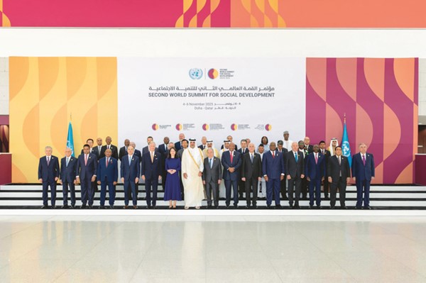 الصورة الجماعية للقادة والزعماء ورؤساء الوفود المشاركين في مؤتمر القمة العالمي الثاني للتنمية الاجتماعية في الدوحة 	(أ.ف.پ)