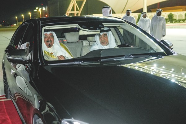 ممثل صاحب السمو الأمير الشيخ مشعل الأحمد سمو الشيخ أحمد العبدالله رئيس مجلس الوزراء لدى عودته إلى البلاد وفي استقباله النائب الأول ووزير الداخلية الشيخ فهد اليوسف