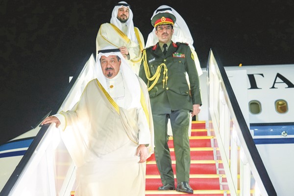 ممثل صاحب السمو الأمير الشيخ مشعل الأحمد سمو الشيخ أحمد العبدالله رئيس مجلس الوزراء لدى عودته إلى البلاد ويبدو الشيخ خالد محمد الخالد