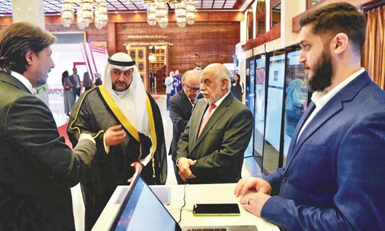 2 الشيخ د.عبدالله المشعل ود.محمد الجارالله خلال جولة في المعرض المصاحب لمؤتمر الكويت الثالث لمكافحة السمنة