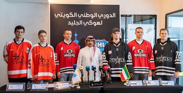 فهيد العجمي مع اللاعبين المحترفين الجدد لدعم دوري هوكي الجليد