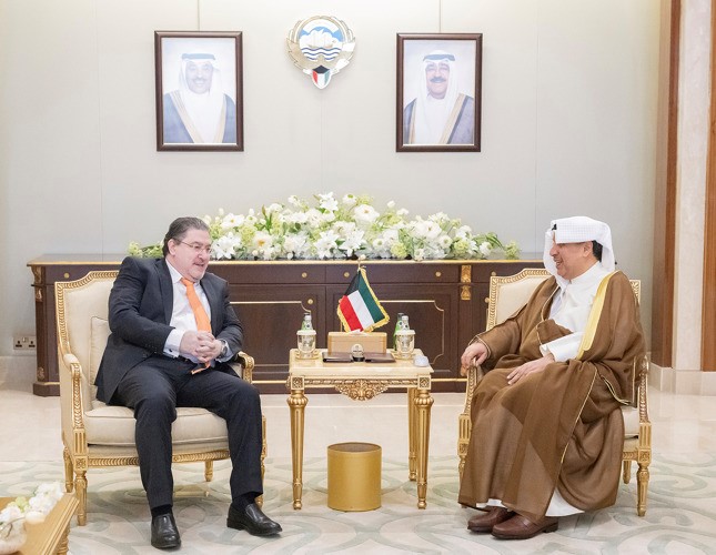 وزير الديوان الأميري الشيخ حمد جابر العلي مستقبلا سفير قبرص أندرياس بانايوتو