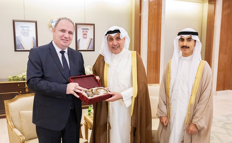 وزير شؤون الديوان الأميري الشيخ حمد جابر العلي ورئيس ديوان سمو ولي العهد الشيخ ثامر الجابر خلال استقبال سفير أذربيجان إيميل كريموف