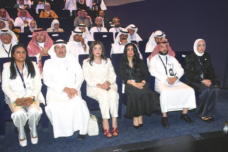 مدير عام البلدية بالتكليف م.منال العصفور ومدير عام الهيئة العامة للبيئة بالتكليف نوف بهبهاني وفلاح السبيعي ومديرة برنامج تقنيات كفاءة الطاقة في معهد الكويت للأبحاث العلمية د.فتوح الرقم في مقدمة الحضور