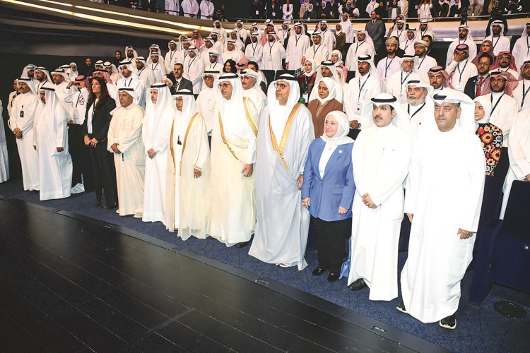 وزير الكهرباء والماء والطاقة المتجددة ووزير المالية ووزير الدولة للشؤون الاقتصادية والاستثمار بالوكالة د.صبيح المخيزيم ووكيل الكهرباء د.عادل الزامل ومدير عام معهد الكويت للأبحاث د.فيصل الحميدان والسفير الإماراتي د.مطر النيادي والمتحدث الرسمي باسم وزارة الكهرباء والماء م. فاطمة حيات والوكيل المساعد لخدمة العملاء في وزارة الكهرباء م.فلاح المطيري والرئيس التنفيذي للعلاقات والشؤون المؤسسية في زين الكويت وليد الخشتي في مقدمة الحضور