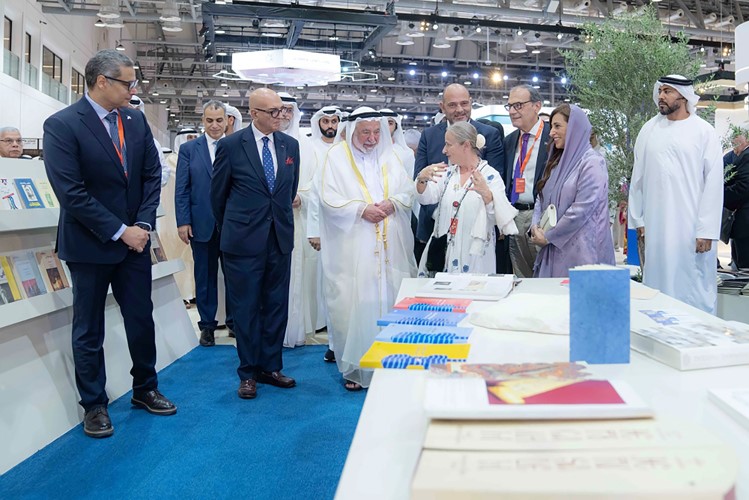 صاحب السمو الشيخ د.سلطان بن محمد القاسمي عضو المجلس الأعلى حاكم الشارقة في جولة على الأجنحة المشاركة بالمعرض