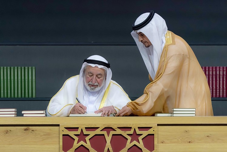 صاحب السمو الشيخ د.سلطان بن محمد القاسمي عضو المجلس الأعلى حاكم الشارقة خلال التوقيع على نسخ من أحدث إصداراته