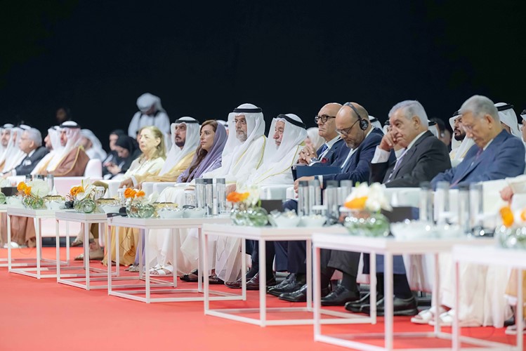 صاحب السمو الشيخ د.سلطان بن محمد القاسمي عضو المجلس الأعلى حاكم الشارقة وكبار الحضور يتابعون حفل افتتاح معرض الكتاب