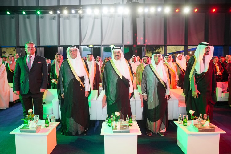 سمو الشيخ أحمد العبدالله رئيس مجلس الوزراء ووزير الكهرباء والماء والطاقة المتجددة ووزير المالية ووزير الدولة للشؤون الاقتصادية والاستثمار بالوكالة د.صبيح المخيزيم والأمين العام لمجلس التعاون لدول الخليج العربية جاسم البديوي ومدير عام هيئة تشجيع الاستثمار المباشر الشيخ د.مشعل الجابر ومفوض الاتحاد الأوروبي للتجارة والأمن الاقتصادي ماروس سيفكوفيتش في مقدمة الحضور