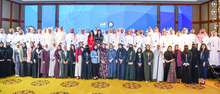مدير عام الهيئة العامة للشباب بالتكليف ناصر الشيخ ومديرة إدارة القيادة والريادة في الهيئة إسراء الفضالة مع المشاركين في برنامج رواد الأعمال الشباب الخليجي
