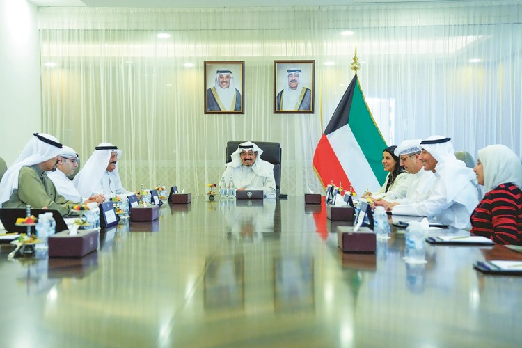 سمو الشيخ أحمد العبدالله رئيس مجلس الوزراء مترئسا اجتماع اللجنة الوزارية رقم 33 لمتابعة المشاريع التنموية الكبرى في البلاد بحضور رئيس ديوان رئيس مجلس الوزراء عبدالعزيز الدخيل ووزيرة الأشغال العامة د.نورة المشعان ووزير الدولة لشؤون البلدية ووزير الدولة لشؤون الإسكان عبداللطيف المشاري ووزير الكهرباء والماء والطاقة المتجددة ووزير المالية ووزير الدولة للشؤون الاقتصادية والاستثمار بالوكالة د.صبيح المخيزيم ومدير عام هيئة تشجيع الاستثمار المباشر الشيخ د.مشعل جابر الأحمد ورئيس إدارة الفتوى والتشريع المستشار صلاح الماجد وأنوار الداهش