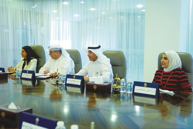 وزيرة الأشغال العامة د.نورة المشعان ووزير الكهرباء والماء والطاقة المتجددة ووزير المالية ووزير الدولة للشؤون الاقتصادية والاستثمار بالوكالة د.صبيح المخيزيم ورئيس إدارة الفتوى والتشريع المستشار صلاح الماجد وأنوار الداهش