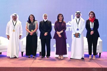 لقطة تذكارية لعدد من المشارقين بملتقى "كلمتين"