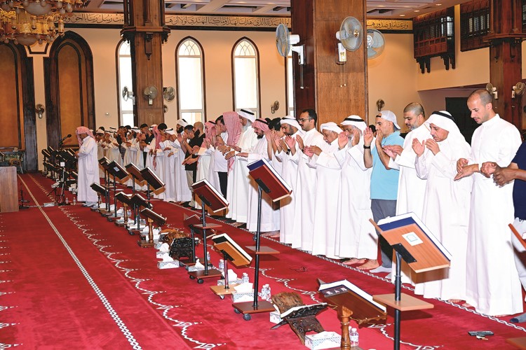 جانب من أداء صلاة الاستسقاء طلبا لنزول الغيث	 (متين غوزال)