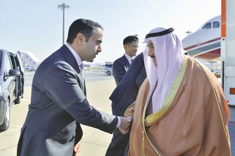 سمو الشيخ ناصر المحمد مصافحا مودعيه قبيل مغادرته البلاد