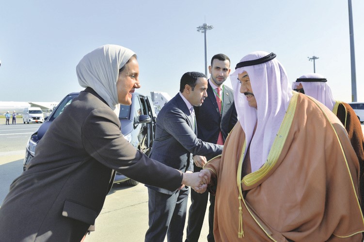 سمو الشيخ ناصر المحمد مصافحا مودعيه في المطار