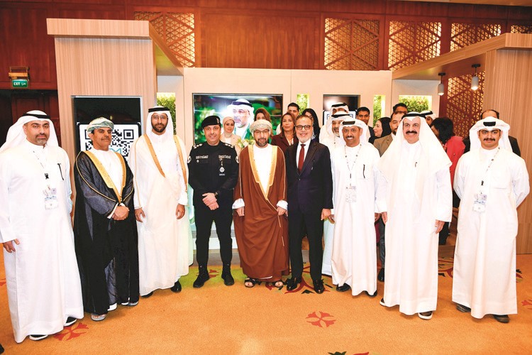 إبراهيم عبداللطيف في صورة جماعية مع العميد أنور اليتامى
ويعقوب الرفاعي ود.صالح الخروصي خلال افتتاح المؤتمر