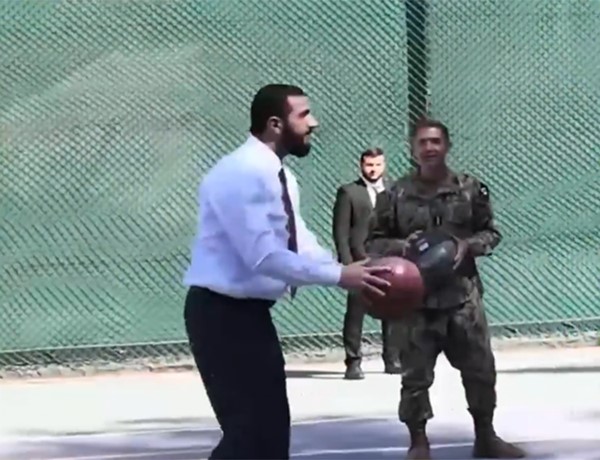 الرئيس السوري يفتتح زيارته إلى واشنطن بلعب كرة السلة مع قادة عسكريين أميركيين